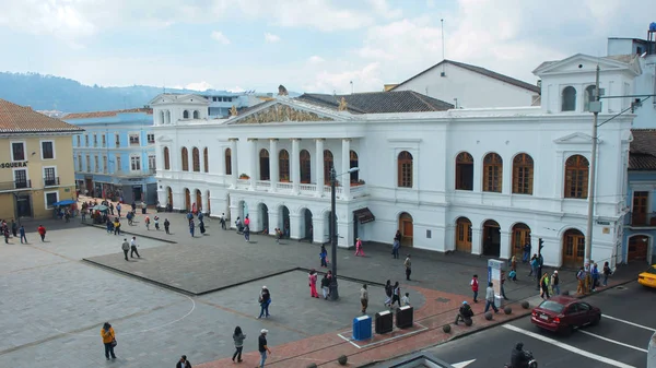 Quito, Pichincha / Ecuador, 19 de enero de 2017: Personas caminando frente al Teatro Nacional Sucre en el centro histórico de la ciudad de Quito . — Foto de Stock