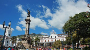 Quito, Pichincha / Ekvator - 22 Ocak 2016: arka planda sonraCarondelet Sarayı ile bağımsızlık Meydanı görünümünü. Tarihi merkez Unesco tarafından 1978 tarihinde ilk kültürel miras ilan edildi
