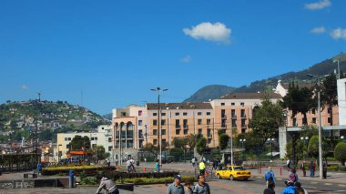 Quito, Pichincha / Ekvator - 22 Ocak 2016: arka planda Virgen del Panecillo ile Quito şehir içinde günlük aktivite