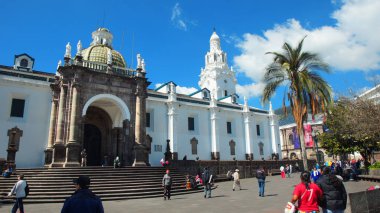 Quito, Pichincha / Ekvator - 22 Ocak 2016: Quito Büyükşehir Katedrali tarihi merkezinde bağımsızlık Meydanı'nda. Historic Center Unesco tarafından 1978 tarihinde ilk kültürel miras ilan edildi