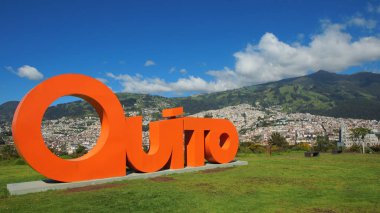 Quito, Pichincha / Ekvator - 22 Ocak 2016: Word Quito yapılan arka plan Quito şehir ile 3 boyutlu turuncu harflerle