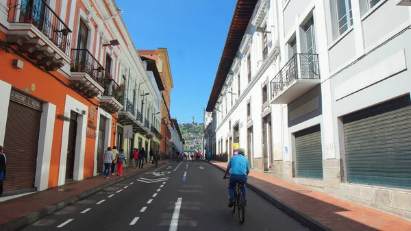 Quito, Pichincha / Equador - 22 de janeiro de 2016: Homem andando de bicicleta no Centro Histórico de Quito. O centro histórico foi declarado pela UNESCO como o primeiro Patrimônio Cultural em 1978. — Fotografia de Stock