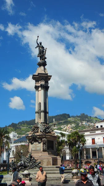 Quito, Pichincha / Ekvator - 22 Ocak 2016: Quito tarihi Merkezi Bağımsızlık Meydanı'nda yürüyüş insanlar. Tarihi merkez Unesco tarafından 1978 tarihinde ilk kültürel miras ilan edildi
