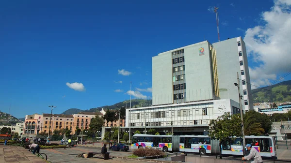 Quito, Pichincha / Equador - 22 de janeiro de 2016: Vista do Banco Central do Equador perto do Centro Histórico de Quito — Fotografia de Stock