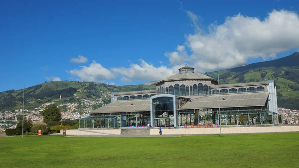 Quito, Pichincha / Equador - 22 de janeiro de 2016: Vista do Palácio de Cristal no parque Ichimbia com a cidade de Quito em segundo plano — Fotografia de Stock