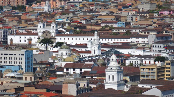 Quito, Pichincha / Ecuador 22 de enero de 2016: Vista aérea de las iglesias en el centro histórico de la ciudad de Quito. El centro histórico fue declarado por la UNESCO el primer Patrimonio Cultural en 1978 — Foto de Stock