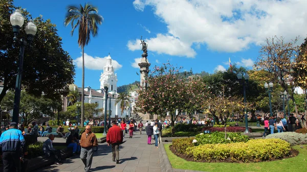 Quito, Pichincha / Ekwador - stycznia 2016 22: ludzi chodzących na placu Niepodległości w zabytkowym centrum Quito. Zabytkowe centrum został uznany przez Unesco pierwszy dziedzictwa kulturowego, 1978 — Zdjęcie stockowe