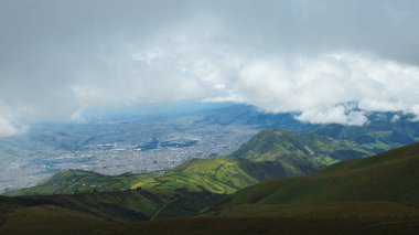 Volkan Rucu Pichincha moor görülen Quito şehir üzerinde yağmur bulutları
