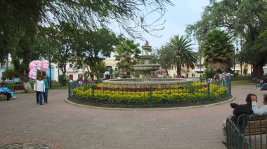 Tumbaco, Pichincha / Ekvator - 25 Mart 2016: pamuk şeker Tumbaco kasaba Quito şehir yakınındaki central Park'ta satan seyyar satıcı