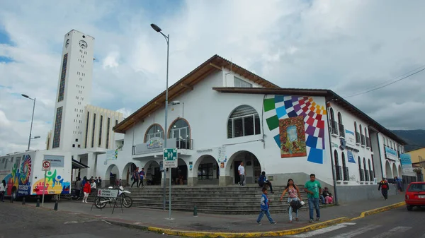 Tumbaco, Pichincha / Ecuador - 25 de marzo de 2016: Actividad fuera de la sede del Gobierno Autónomo Descentralizado de Tumbaco — Foto de Stock