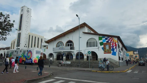 Tumbaco, Pichincha / Ecuador - 25 de marzo de 2016: Actividad fuera de la sede del Gobierno Autónomo Descentralizado de Tumbaco — Foto de Stock