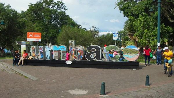 Tumbaco, Pichincha / Equador - 25 de março de 2016: Palavra TUMBACO formada com letras em volume em um canto do parque central — Fotografia de Stock