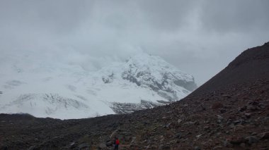 Antisana volkan buzul Antisana ekolojik rezerv - Ekvador bulutlu bir günde yalnız adam