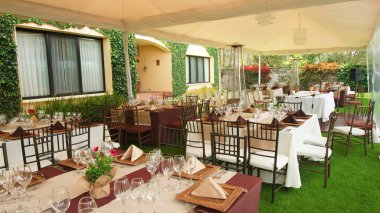 Dekore edilmiş ve sabah bir evin bahçesinde bir kutlama için düzenlenmiş tablolar