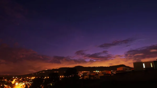 Panorámás kilátás nyílik a naplemente közelében a város Cumbaya - Ecuador — Stock Fotó