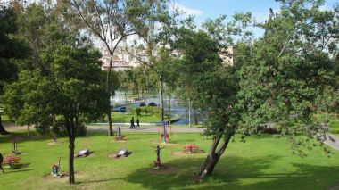 Quito, Pichincha / Ekvator - 30 Nisan 2016: La Alameda Parkı içinde belgili tanımlık geçmiş Panecillo hill ile görünümünü. Bu Quito şehir en eski park vardır