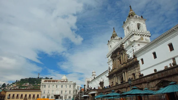 Quito, Pichincha / Equateur - 30 avril 2016 : Eglise et monastère de Saint François avec la colline El Panecillo en arrière-plan. Il s'agit du plus grand complexe architectural colonial d'Amérique latine — Photo