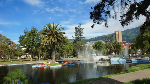 Quito, Pichincha / Equador - 30 de abril de 2016: Vista da lagoa no Parque La Alameda. Este é o parque mais antigo da cidade de Quito — Fotografia de Stock
