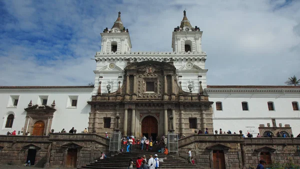 Quito, Pichincha / Equateur - 30 avril 2016 : Église et monastère de Saint-François est un complexe catholique romain du XVIe siècle. Il s'agit du plus grand complexe architectural colonial d'Amérique latine — Photo