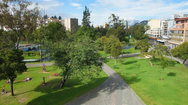 Quito, Pichincha / Ecuador - 30 de abril de 2016: Vista del Parque de la Alameda con la colina del Panecillo al fondo. Este es el parque más antiguo de la ciudad de Quito — Foto de Stock