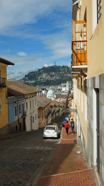 Quito, pichincha / ecuador - 30. april 2016: blick auf den hügel el panecillo von der garcia moreno straße im historischen zentrum der stadt quito — Stockfoto