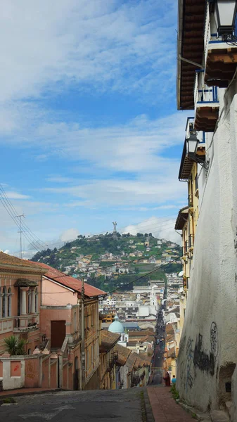 Quito, pichincha / ecuador - 30. april 2016: blick auf den hügel el panecillo von der garcia moreno straße im historischen zentrum der stadt quito — Stockfoto