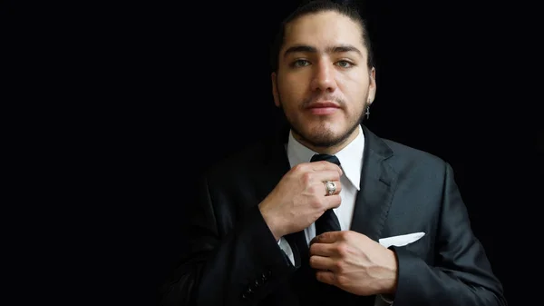 Portret Van Jonge Latino Man Een Zwart Pak Zwarte Shirt — Stockfoto