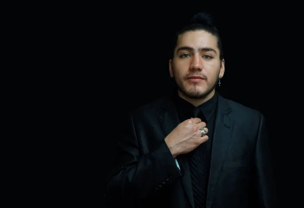 Portret Van Een Jonge Latijns Man Earring Met Zwarte Pak — Stockfoto