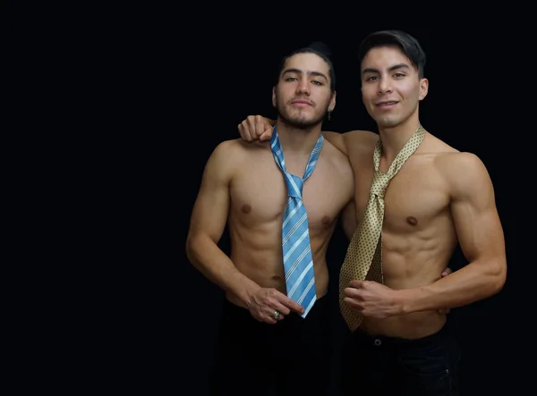 Pareja Jóvenes Latinos Abrazándose Pantalones Negros Sin Camisa Con Corbatas — Foto de Stock