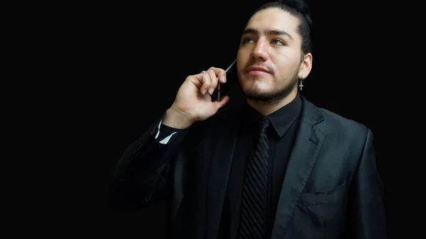 Hombre Latino Joven Traje Negro Camisa Negra Corbata Negra Hablando — Foto de Stock