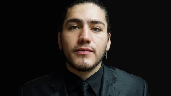 Close Portret Van Jonge Latino Man Met Zwarte Pak Zwarte — Stockfoto