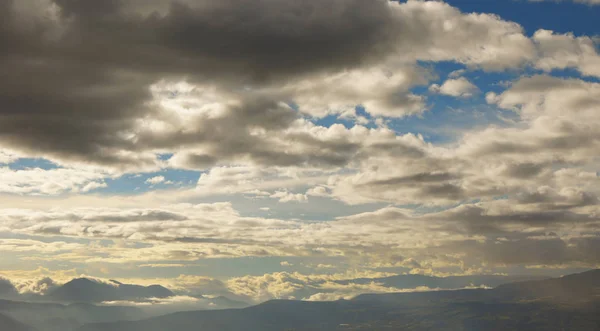 Vista de una puesta de sol con cielo muy nublado — Foto de Stock