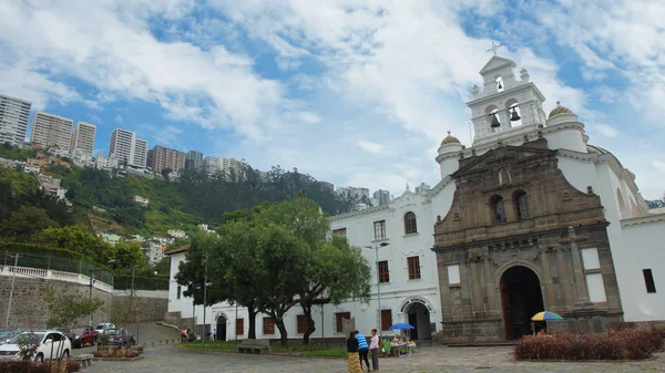 Guapulo, Pichincha / Ekuador - 11 Juni 2016: Pemandangan Sanctuary of the Virgin of Guapulo dengan bangunan di lingkungan Gonzalez Suarez di latar belakang — Stok Foto