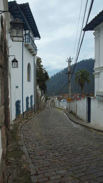 Guapulo, Pichincha / Ecuador - 11 de junio de 2016: Antigua calle adoquinada en el casco antiguo de Guapulo. Guapulo es un distrito de Quito, también llamado parroquia electoral. — Foto de Stock