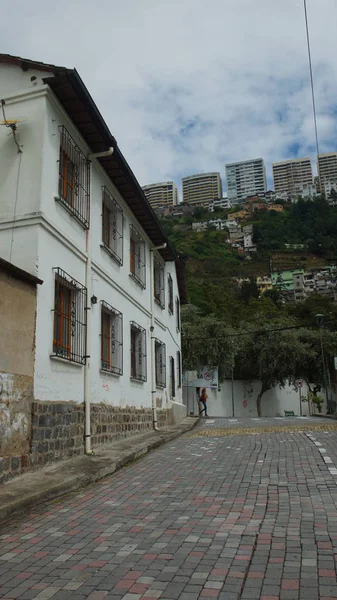 Guapulo, Pichincha / Equador - 11 de junho de 2016: Edifícios da Avenida Gonzalez Suarez na cidade de Quito vistos do bairro de Guapulo — Fotografia de Stock