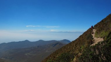 Quito kenti yakınlarındaki Rucu Pichincha zirvesine giden yolda yürüyen çift