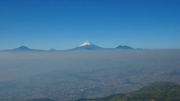 コトパキシ火山を背景にしたキト市街の眺め — ストック写真