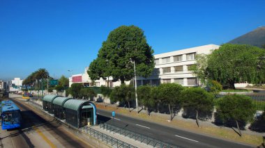 Quito, Pichincha / Ekvador - 15 Temmuz 2017: Avenida Amrica'daki Metrobüs istasyonunun görünümü, Quito şehrinin kuzeyinde Colegio San Gabriel'in yanında