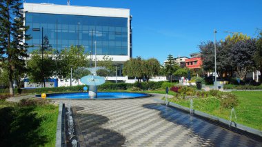 Quito, Pichincha / Ekvador - 15 Temmuz 2017: Quito şehrinin İçme Suyu Şirketi Emaps yanındaki Su Parkı'ndaki su çeşmesinin manzarası