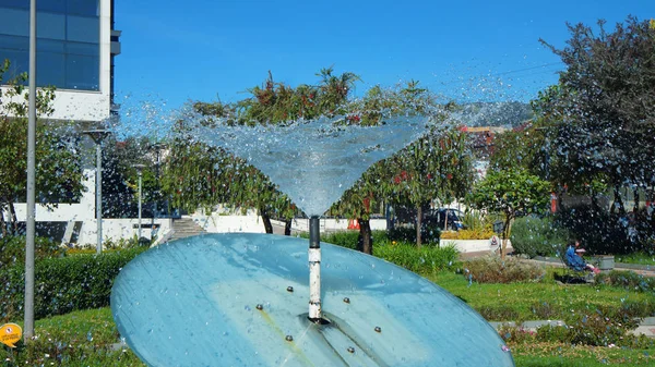 Fonte Água Salpicando Meio Parque Durante Dia — Fotografia de Stock