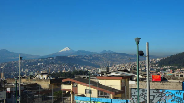 Quito Şehrinin Kuzeyinden Cotopaxi Yanardağı Pasochoa Ruminahui Dağlarının Görünümü — Stok fotoğraf