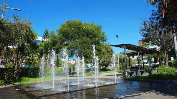 皮钦查 厄瓜多尔 2017年7月15日 在基多市饮用水公司Emaps旁边的水上公园中 水喷泉景观 — 图库照片