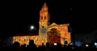 Quito, Pichincha / Ekvator - 9 Ağustos 2017: ışıklar gözlük hayran kalabalık öngörülen, kilise Santo Domingo, tarihi merkezi Quito cephesinde. Fiesta de la Luz her Ağustos Quito yer alan bir olaydır