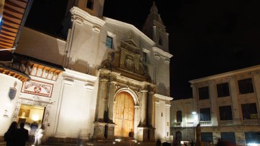 Quito, Pichincha / Ekvator - 9 Ağustos 2017: gece görünümü müzenin içinde kilise, El Carmen Alto girerek turistlerin bulunan Quito şehir tarihi merkezi