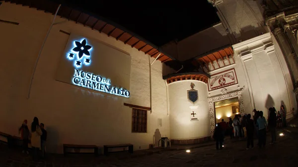 Quito, Pichincha / Ecuador - 9 agosto 2017: Veduta notturna dei turisti che entrano nel museo all'interno della Chiesa di El Carmen Alto situata nel centro storico della città di Quito — Foto Stock