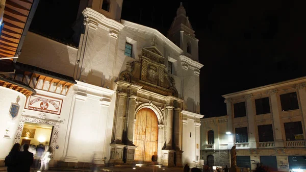 Quito, Pichincha / Ecuador - 9 agosto 2017: Veduta notturna dei turisti che entrano nel museo all'interno della Chiesa di El Carmen Alto situata nel centro storico della città di Quito — Foto Stock