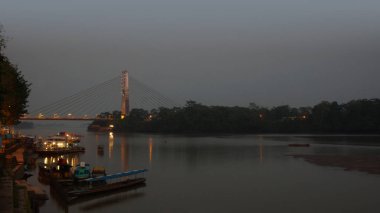 Puerto Francisco de Orellana, Orellana / Ekvator - 22 Eylül 2017: Görünüm günbatımı Napo nehir üzerinde El Coca Köprüsü. Şehrin en önemli altyapı projesi bu köprüdür