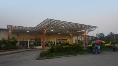 Puerto Francisco de Orellana, Orellana / Ekvator - 22 Eylül 2017: açık otobüs istasyonu Coca EP El Coca görülmektedir bir köy Napo nehir boyunca
