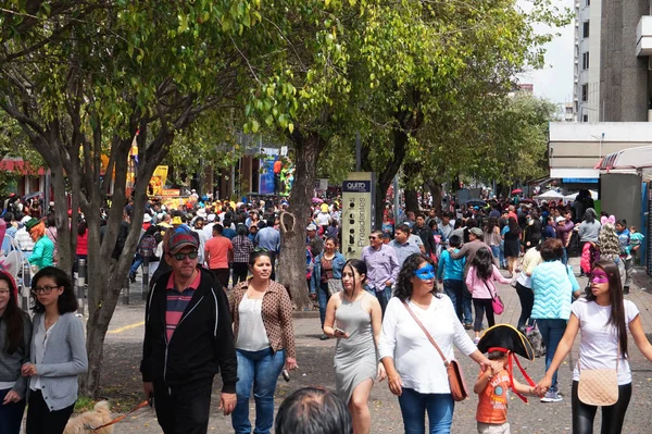Quito Pichincha Equador Dezembro 2017 Pessoas Caminhando Avenida Amazonas Admirando — Fotografia de Stock