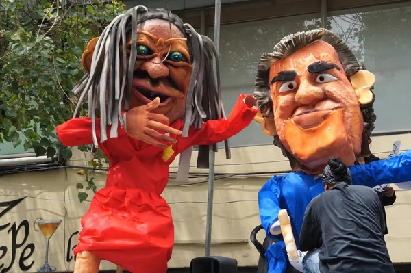 Quito, Pichincha / Ekvator - 31 Aralık 2017: Amazonas Caddesi'nde eski bir yılı bina bitirme adam